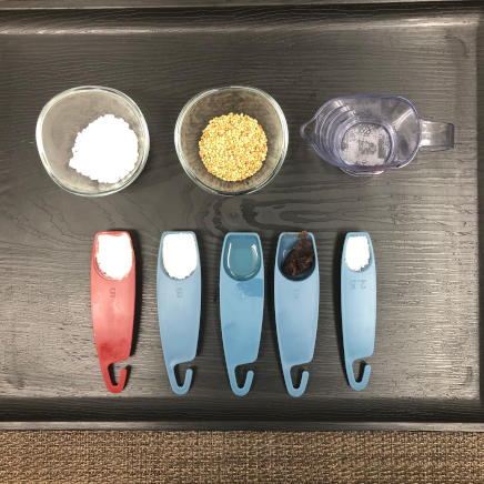 ごま団子１個に使用した白玉粉・水・砂糖・ごま・サラダ油・片栗粉・こしあん・グラニュー糖