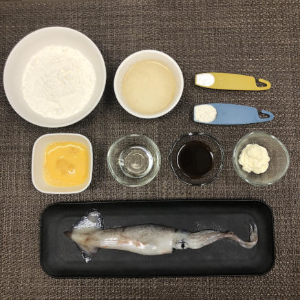 1枚分のイカ焼きに使った材料（イカ・小麦粉・強力粉・片栗粉・かつおだし・中濃ソース・マヨネーズ・サラダ油・卵）