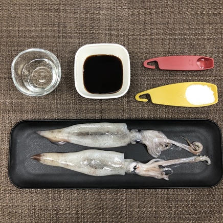 1人前のイカの丸焼きに使った材料（イカ・日本酒・砂糖・醤油・みりん）