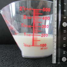 横から見た180gの牛乳