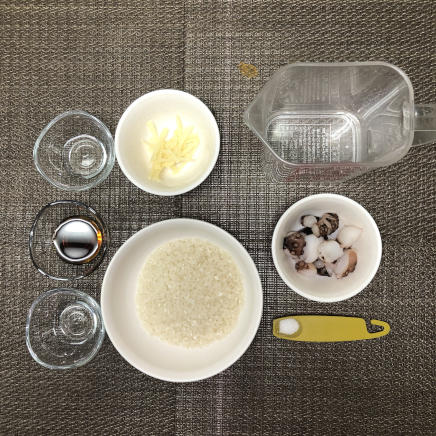 1人前のタコ飯に使用した米・水・たこ・日本酒・醤油・みりん・塩・しょうが