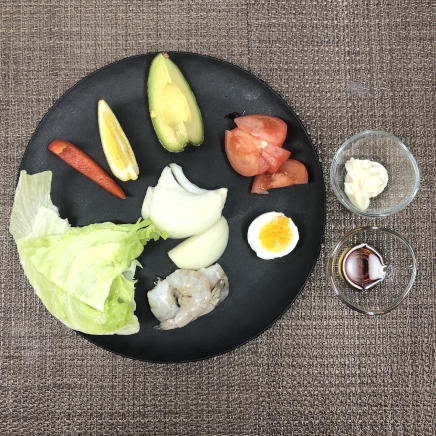 1人前のエビとアボカドのサラダに使用したアボカド・玉ねぎ・シマエビ・トマト・マヨネーズ・レモン・醤油・レタス・赤ピーマン・ゆで卵