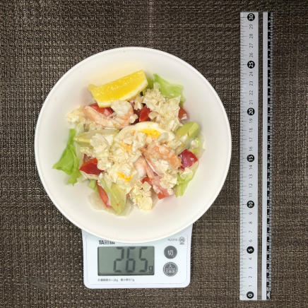 中皿1杯・1人前265gのエビとアボカドのサラダ