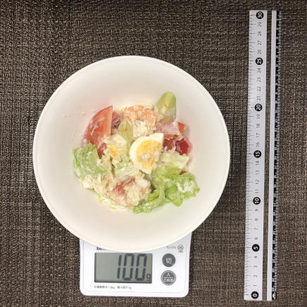 100gのエビとアボカドのサラダ