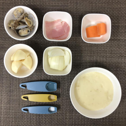 大皿1皿・1人前のクラムチャウダーの材料(あさり・ベーコン・人参・玉ねぎ・じゃがいも・ホワイトソース・塩・こしょう・サラダ油)