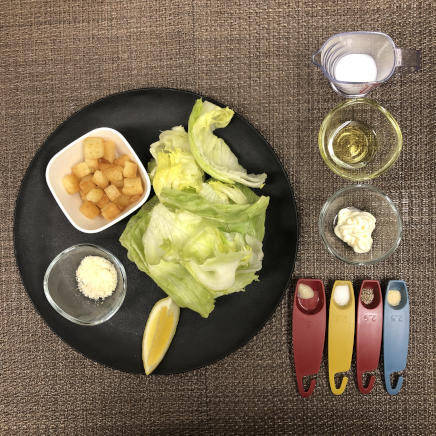1人前に使用したレタス・マヨネーズ・レモン・オリーブオイル・牛乳・おろしにんにく・パルメザン・黒こしょう・塩・ガーリックパウダー・クルトン