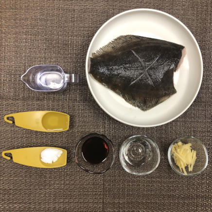 1尾分のカレイの煮付けに使った材料(マガレイ・しょうが・みりん・醤油・日本酒・砂糖・水)