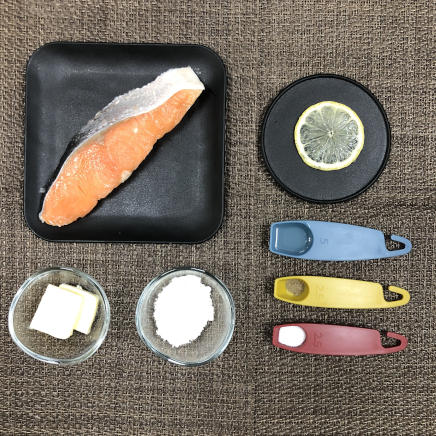 切り身一切れ分の鮭のムニエルに使った材料(鮭・バター・レモン・塩・こしょう・小麦粉・サラダ油)