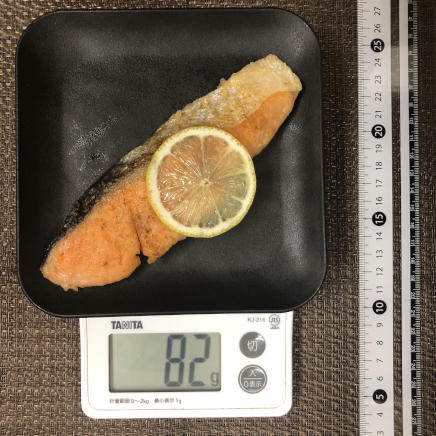 切り身一切れ分の鮭のムニエル