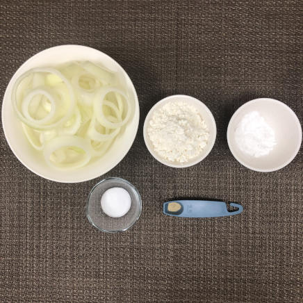 大皿1皿・1人前のオニオンリングの材料(玉ねぎ・小麦粉・塩・片栗粉・こしょう)