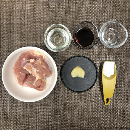 1人前の鶏の竜田揚げに使用した鶏肉・しょうゆ・日本酒・しょうが・片栗粉・サラダ油