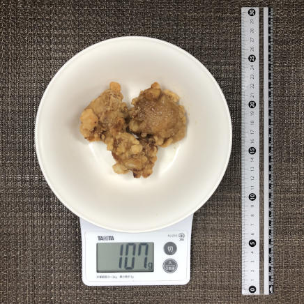 中皿に盛りつけたハーフサイズ107gの鶏の竜田揚げ