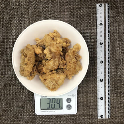 中皿に盛りつけた大盛り304gの鶏の竜田揚げ