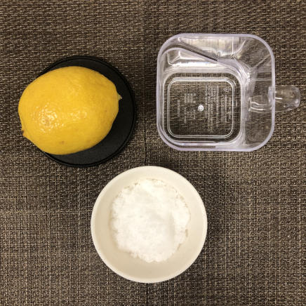 コップ1杯分のレモネードの材料(レモン・水・砂糖)