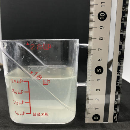 計量カップに入れた1人前のレモネード