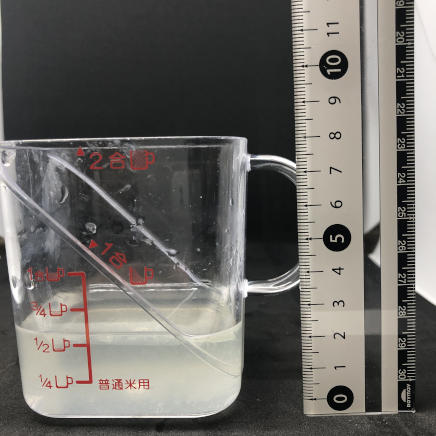 計量カップに入れた100g分のレモネード