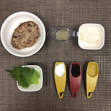 1個分の和風ハンバーグに使った材料(ハンバーグ・大根・シソ・かつお昆布だし・みりん・砂糖・醤油)