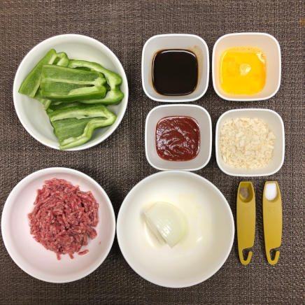 6個・1人前のピーマンの肉詰めに使用した材料（合い挽き肉・玉ねぎ・パン粉・塩・こしょう・ピーマン・卵・ケチャップ・中濃ソース）
