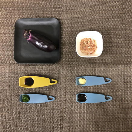 1本分の焼きなすに使った材料(なす・醤油・おろし生姜・かつお節・小ネギ・ポン酢)