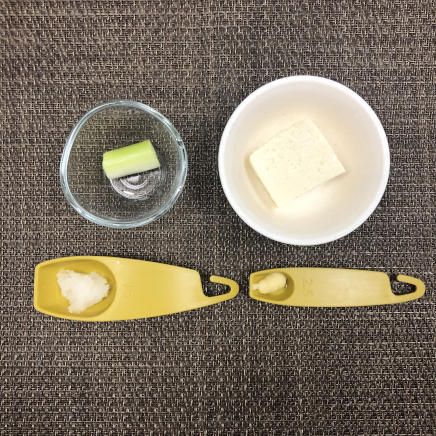 揚げ出し豆腐に使った材料（木綿豆腐・ねぎ・大根・おろし生姜）