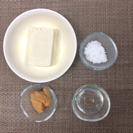 豆腐田楽に使用し材料(木綿豆腐・味噌・みりん・砂糖)