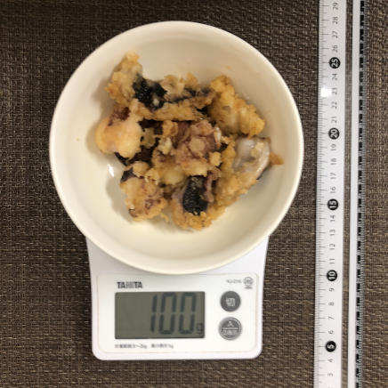 100g分のタコの唐揚げ