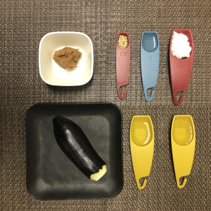 1人前のなす田楽に使用した材料（なす・味噌・日本酒・砂糖・みりん・ごま・サラダ油）