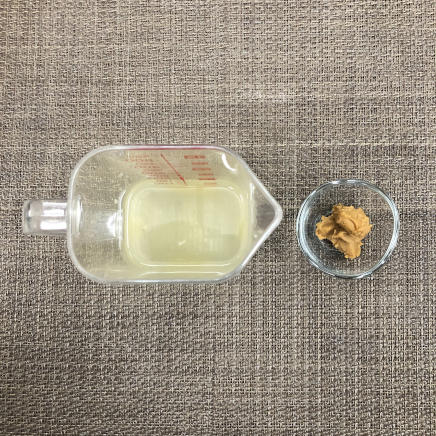 1人前のあさりの味噌汁に使用した味噌とだし汁