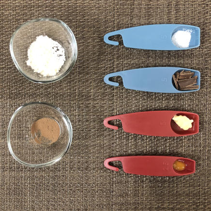 1枚分のチョコクッキーの材料(小麦粉・ココア・チョコレート・無塩バター・卵黄・グラニュー糖)