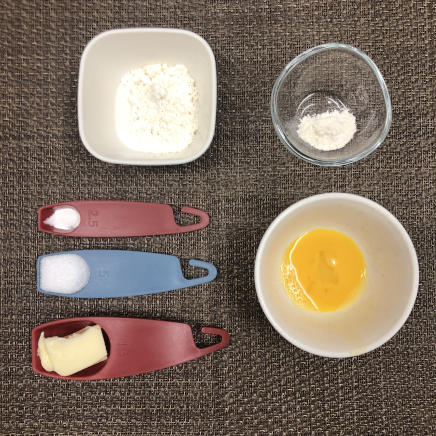 2個分のマドレーヌに使用した材料（小麦粉・強力粉・ベーキングパウダー・グラニュー糖・無塩バター・卵）