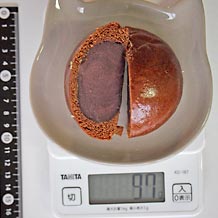 黒糖まんじゅう(こし餡)1個を切ったもの