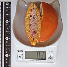 山崎製パン生クリーム入りどら焼きを切ったもの