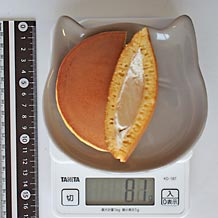 モンテール生クリーム入りどら焼きを切ったもの