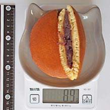 一般的なあんこのどら焼きを切ったもの