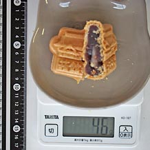 もなか(こしあん)1個を切ったもの