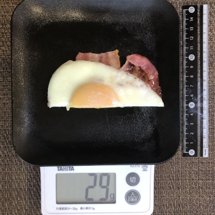 卵1/2個のベーコンエッグ 29g