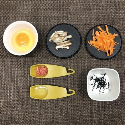 1人前の五目卵焼きに使った材料（卵・にんじん・しいたけ・サクラエビ・ひじき・水）