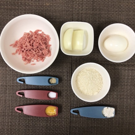 1個分のスコッチエッグの材料(牛ひき肉・豚挽き肉・玉ねぎ・小麦粉・塩・こしょう・ゆで卵・パン粉・卵)