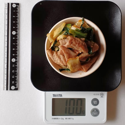 小鉢に入れた100gのホルモン炒め