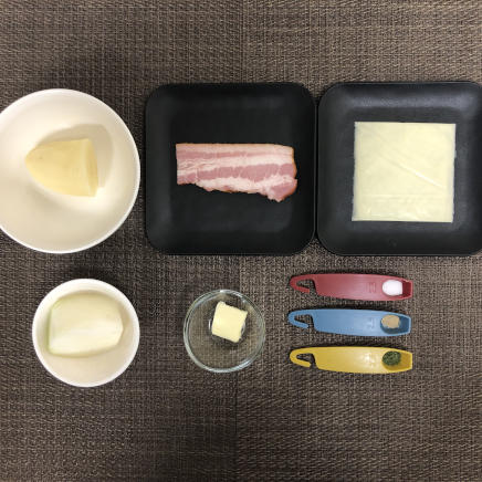 深型小皿1皿分のじゃがいもとベーコンのチーズ焼きに使った材料（じゃがいも・ベーコン・玉ねぎ・塩・こしょう・バター プロセスチーズ・乾燥パセリ）