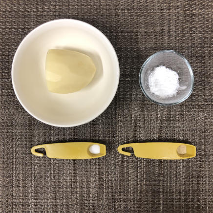 2個分のハッシュドポテトに使った材料(じゃがいも・塩・こしょう・サラダ油)