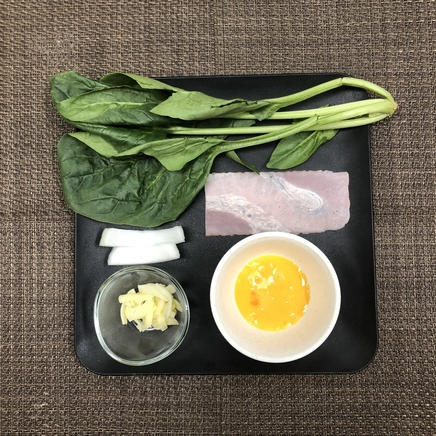 1人前のキッシュに使った材料(ほうれんそう・玉ねぎ・ベーコン・卵・ピザ用チーズ)
