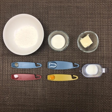 1人前のキッシュに使った調味料(小麦粉・塩・生クリーム・牛乳・無塩バター・水・卵黄・こしょう)