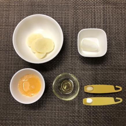 中皿1皿・1人前のトルティージャに使った材料(じゃがいも・玉ねぎ・にんにく・塩・オリーブオイル・卵)