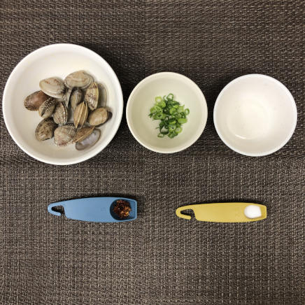 中皿1皿・1人前のあさりの酒蒸しの材料(あさり・あさつき・唐辛子・日本酒・塩)