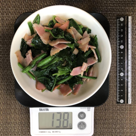 中皿1杯のほうれん草とベーコンのバター炒め 138g