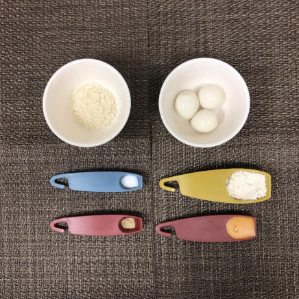 1本分のうずらの串揚げの材料(うずらの卵・小麦粉・パン粉・塩・こしょう・卵)