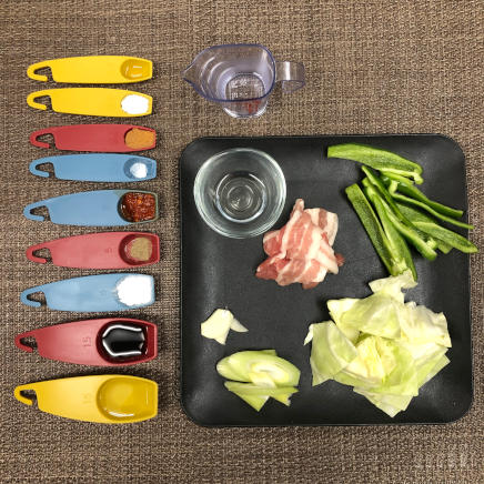 中皿1杯に使用した豚肉・キャベツ・ピーマン・にんにく・ねぎ・豆板醤・味噌・砂糖・ごま油・塩・日本酒・醤油・胡椒・サラダ油・片栗粉・水