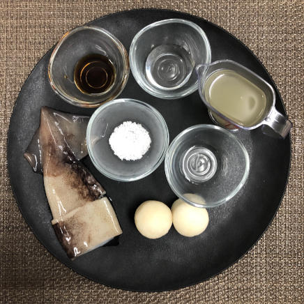 1人前の里芋の煮物に使用した里芋・イカ・昆布だし・醤油・みりん・砂糖・日本酒
