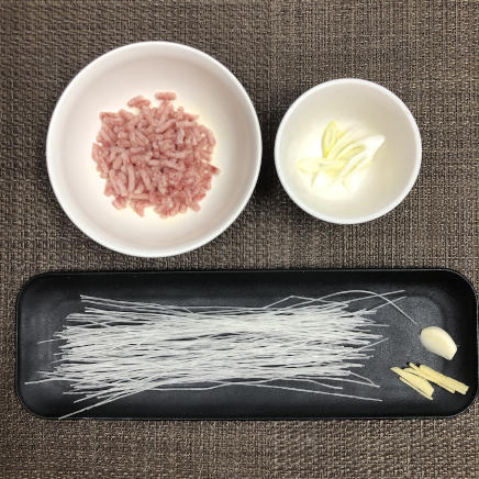 中皿1皿・1人分の麻婆春雨に使用した材料(春雨・豚ひき肉・ねぎ・にんにく・しょうが)